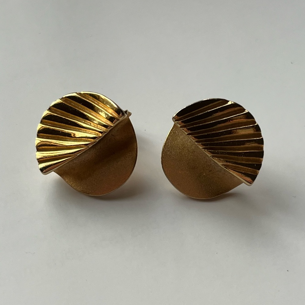 Vintage gold tone earrings